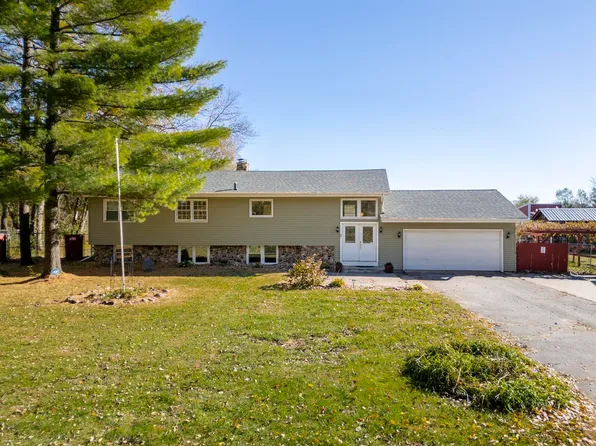 11 Silver Lake Dr, Waterloo, IA 50702