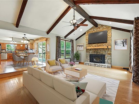 3rd image of 307 SE Westwind Dr