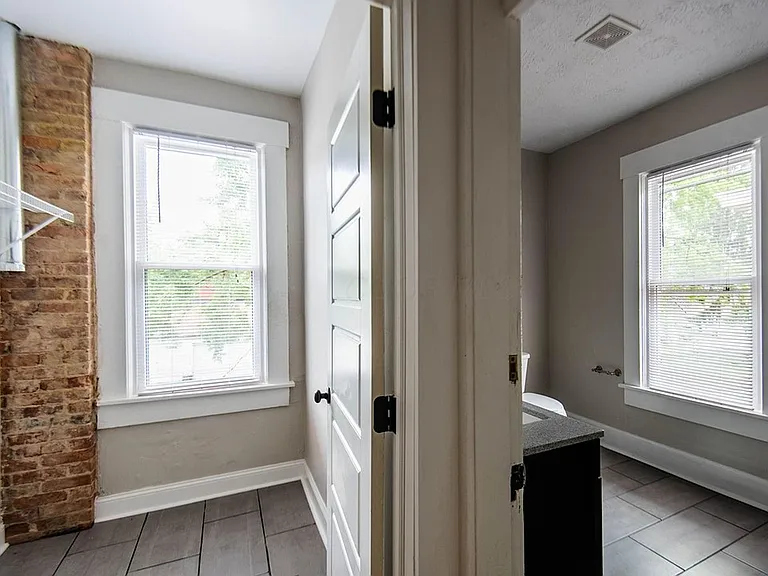 378-380 Stoddart Ave — Photo 14