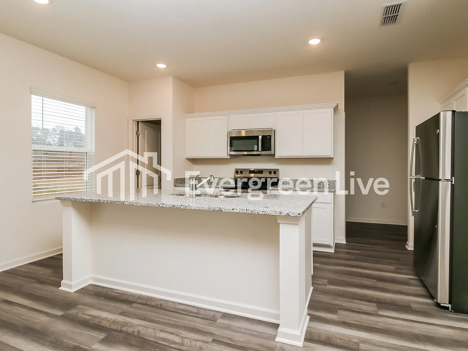 4 bed, 2.0 bath, 2095 sqft, $2,045 — Photo 4