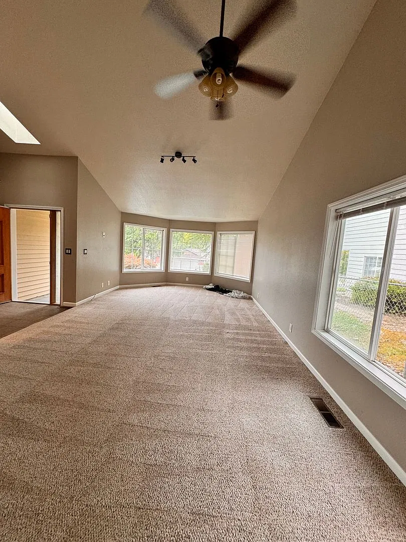 Hucrest 3 bedroom 2 bath home with garage — Photo 2