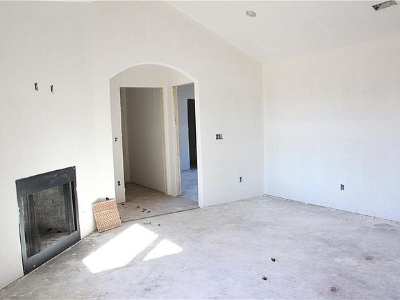 2nd image of 405 E Thistlewood Ave