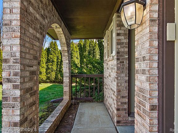 3rd image of 43603 Emrick Dr