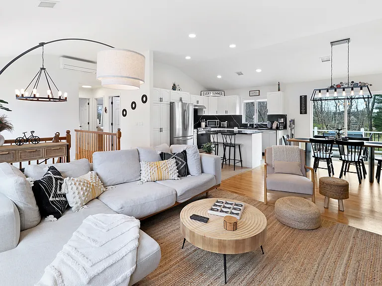 485 Sutton Pl — Photo 11