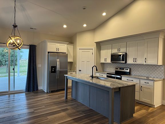 3rd image of 102 Calumet Ct