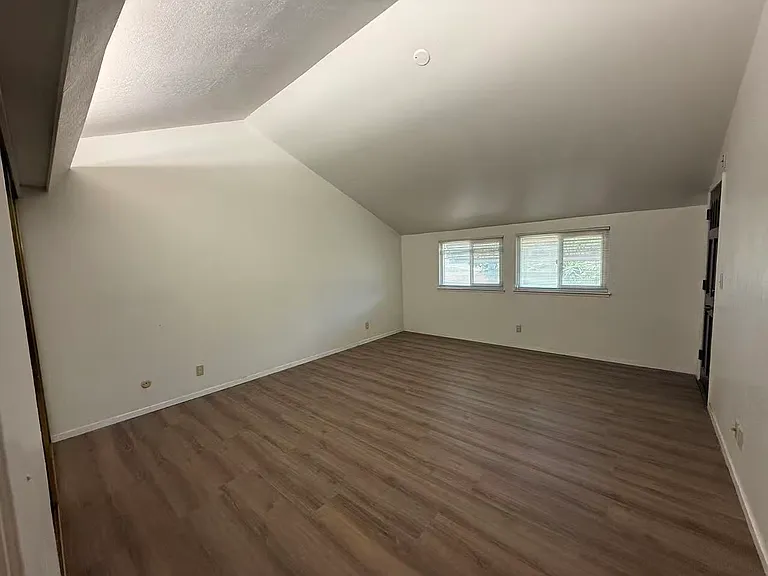 933 E Lincoln Ave — Photo 12