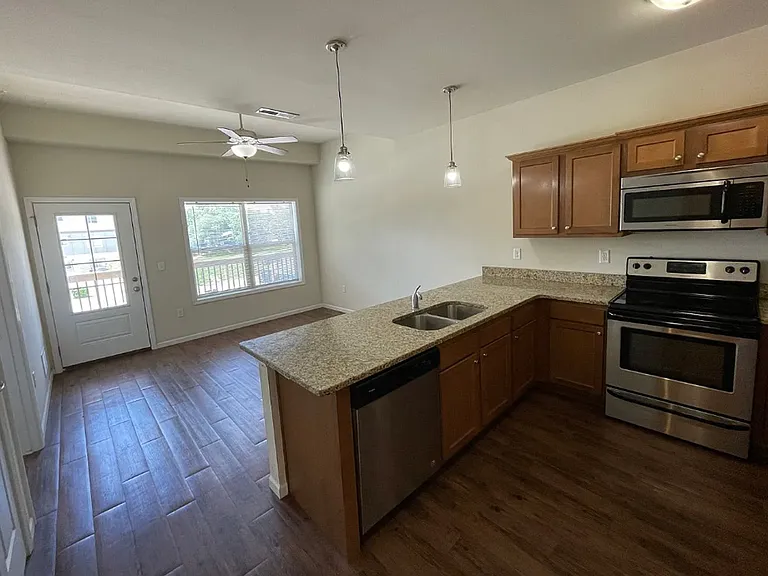 923 Thurston St — Photo 4