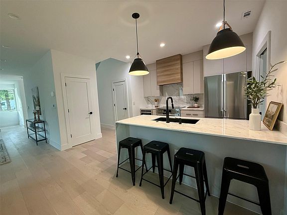 5th image of 4703 Mount Vernon Dr #1