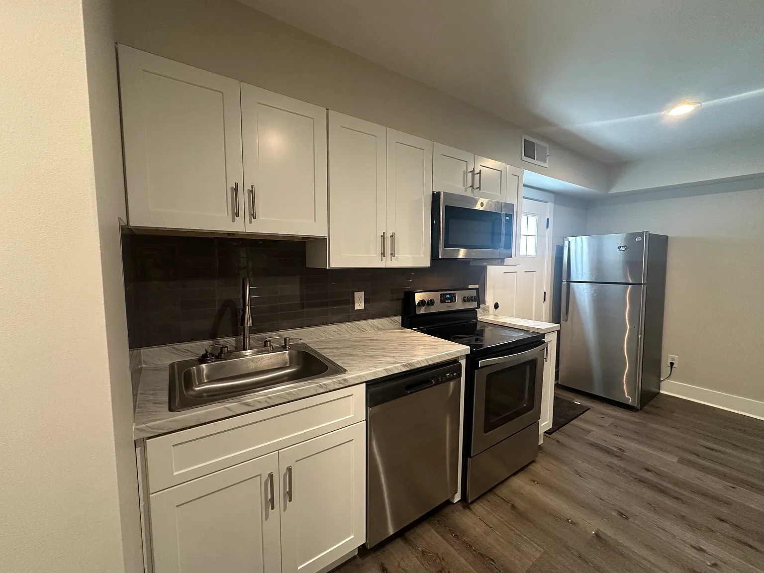 2 bed, 1000 sqft, $1,695 — Photo 3
