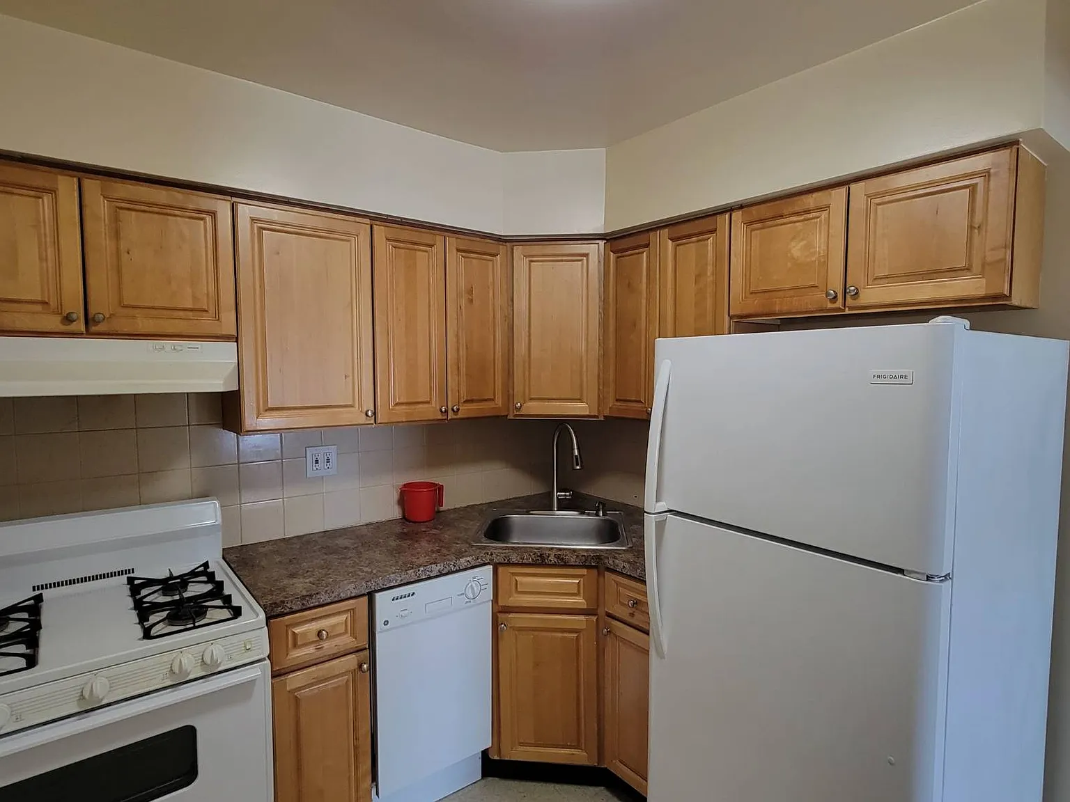 2 bed, 1.0 bath, 800 sqft, $2,600 — Photo 2