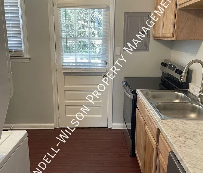 2221 Bernard St — Photo 3