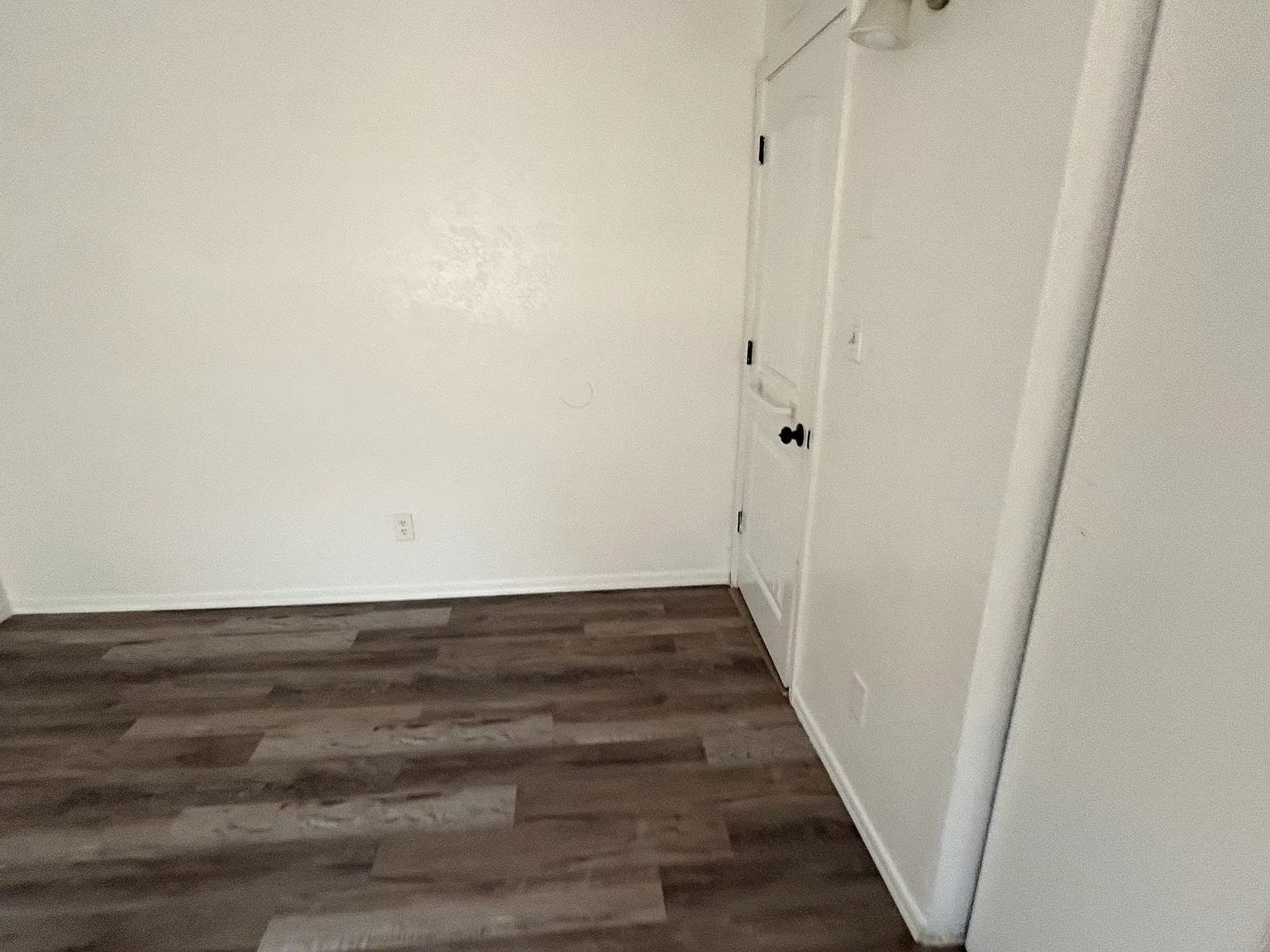 1555 N 6th Ave — Photo 2