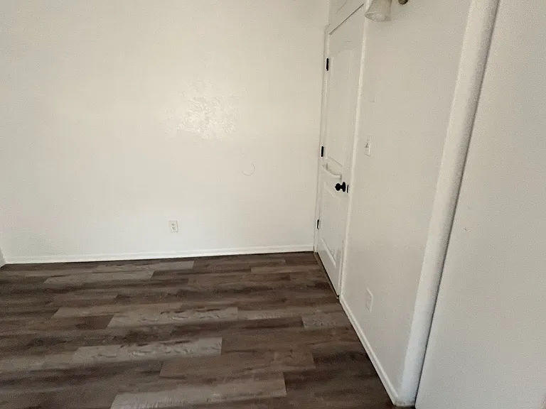 1555 N 6th Ave — Photo 2