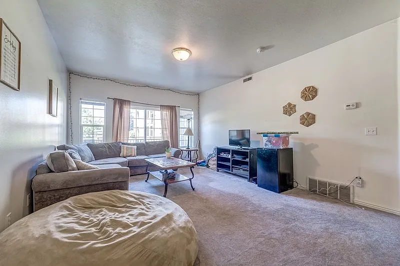 Building Photo - 405 N Belmont Pl #152