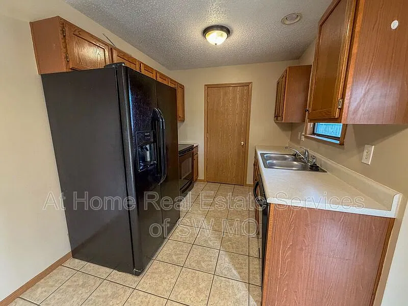 3 bed, 2.0 bath, 1131 sqft, $1,425 — Photo 3