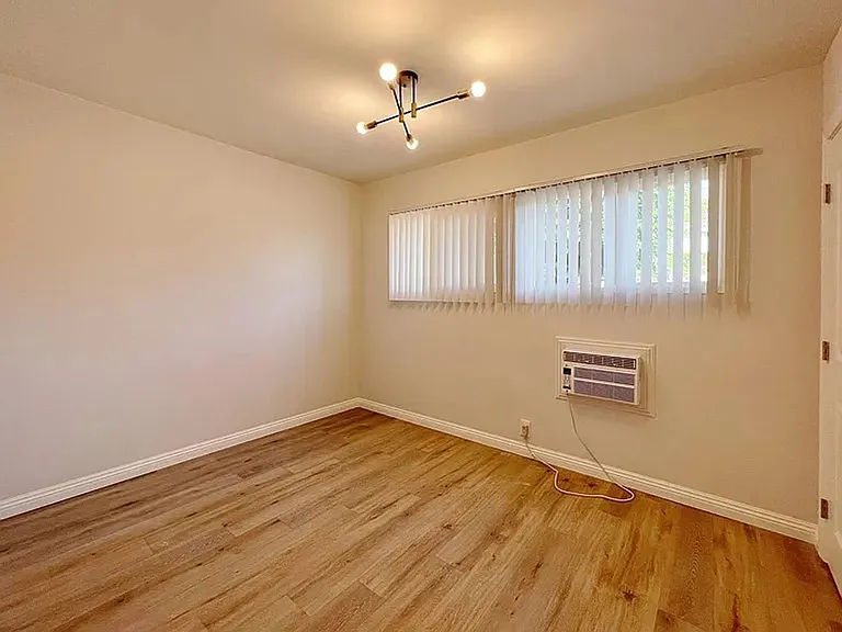 319 N Garfield Ave — Photo 7