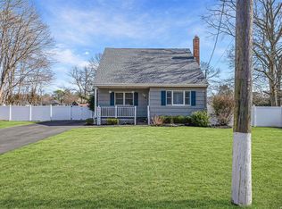 19 Wards Ln, Bellport, NY 11713