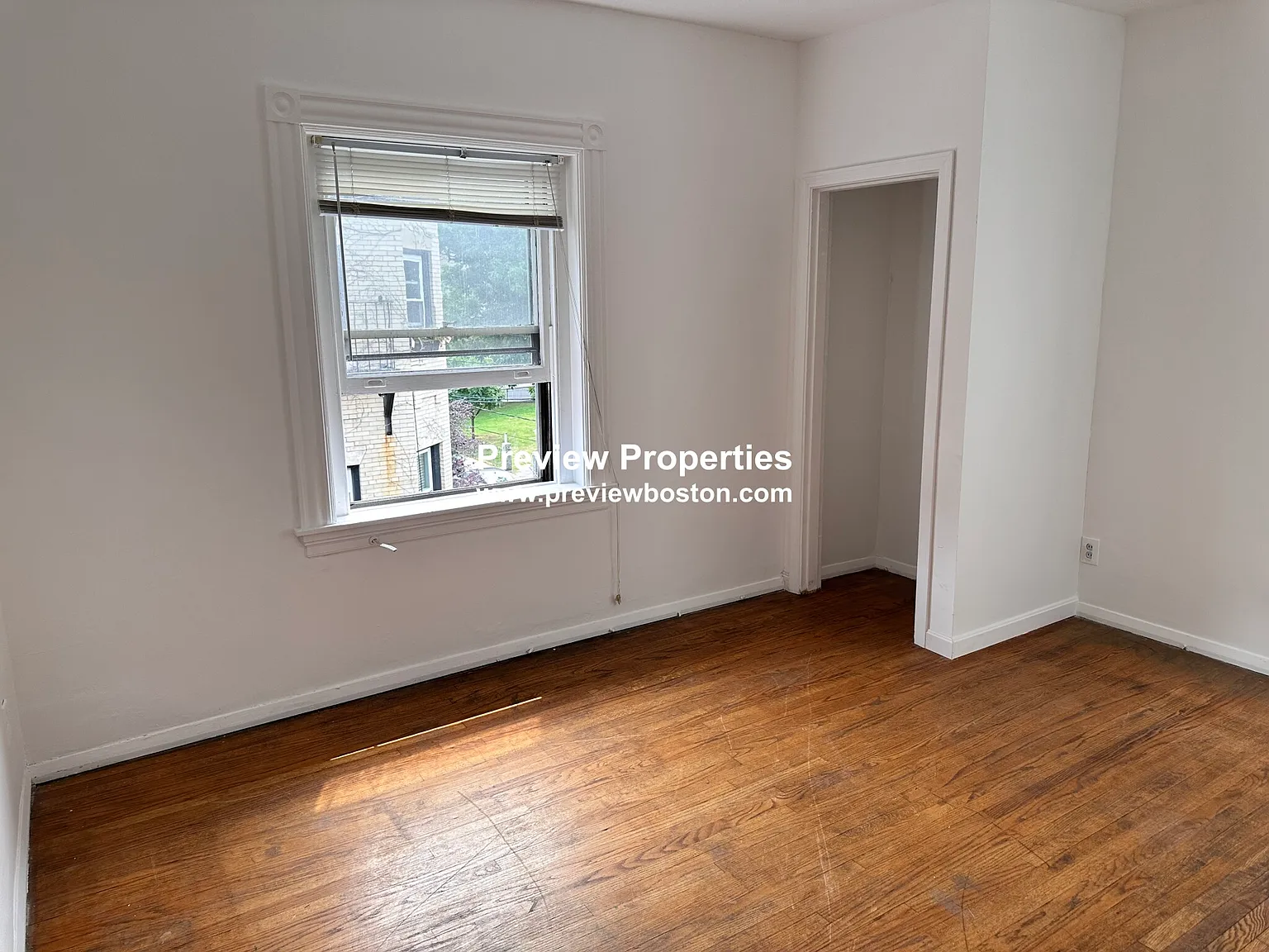 4 bed, 1.0 bath, 1400 sqft, $5,599 — Photo 2