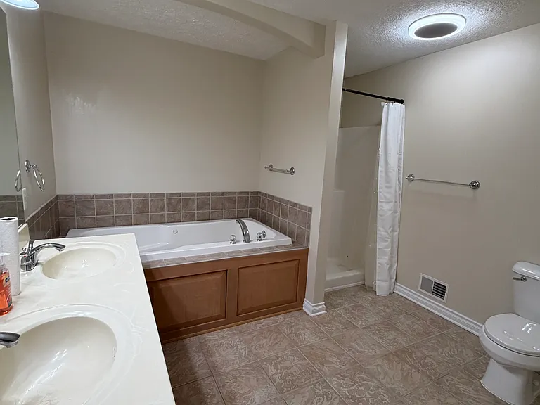 2122 Clinton St — Photo 28