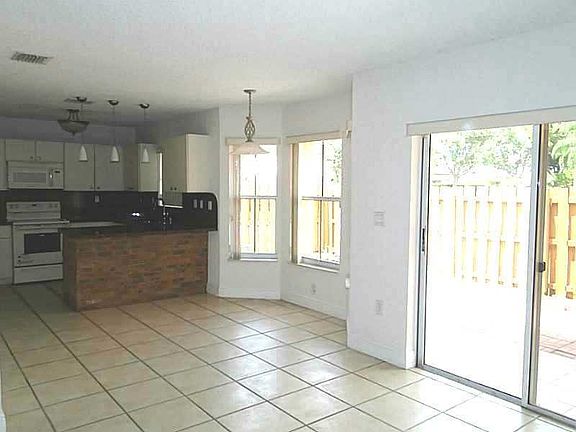 3rd image of 271 Aspen Way