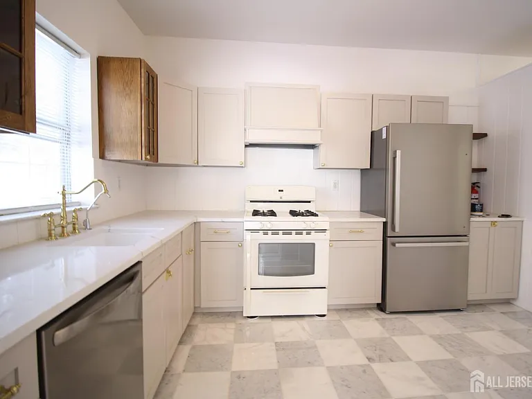 3011 Cypress Ct — Photo 7