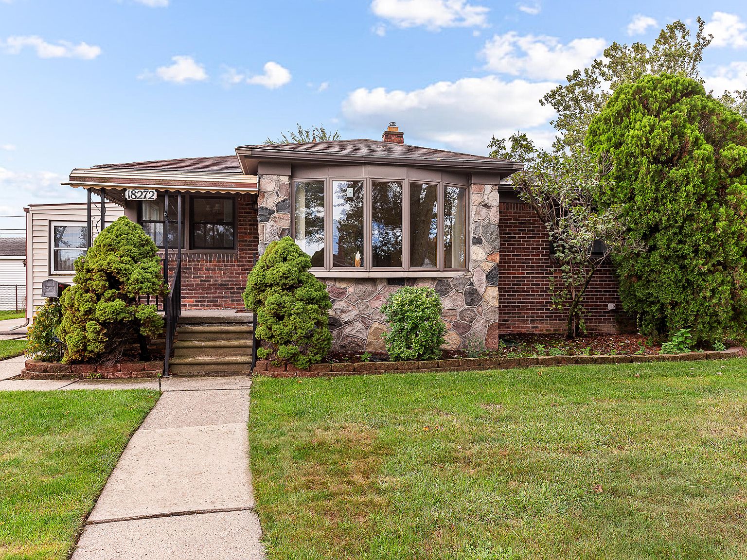 18272 Oak Ave, Eastpointe, MI 48021