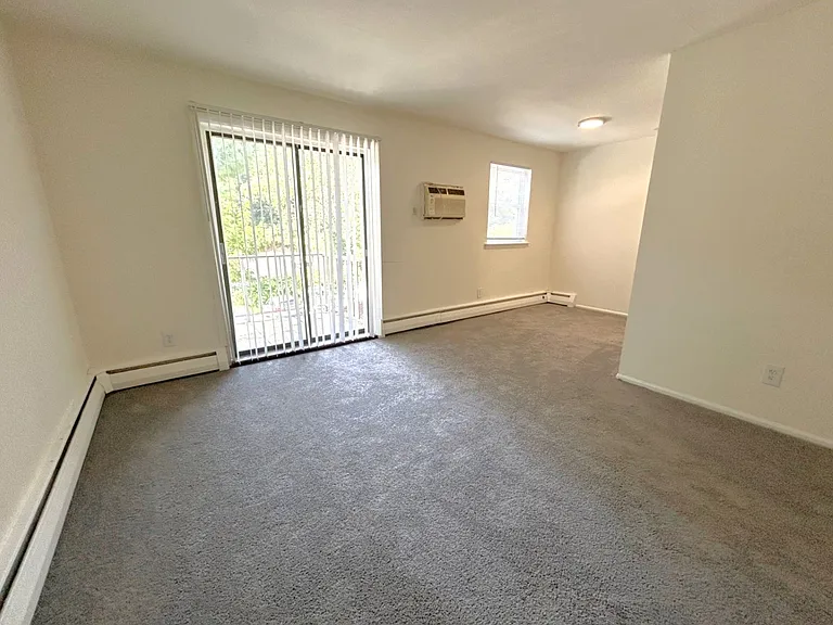 Ridgeway Court Apartments — Photo 13
