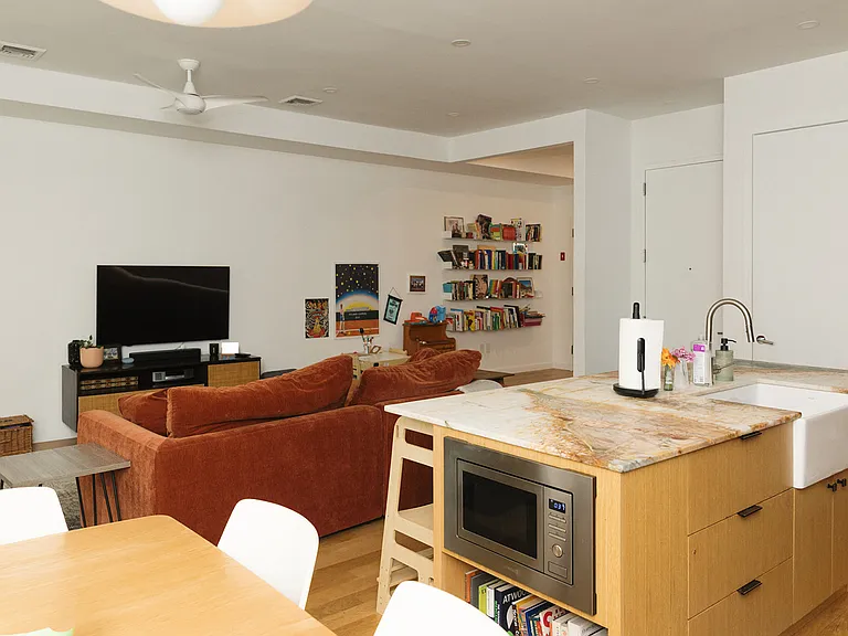 140 Scholes St #1B — Photo 4