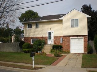 12 Marshall St, Massapequa, NY 11758