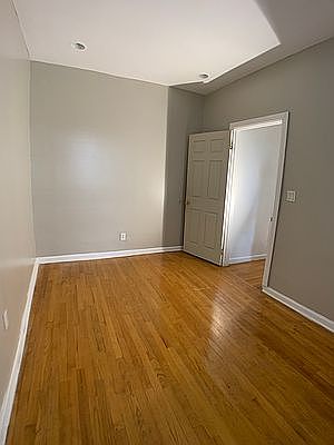 4th image of 394 Montgomery St #1K