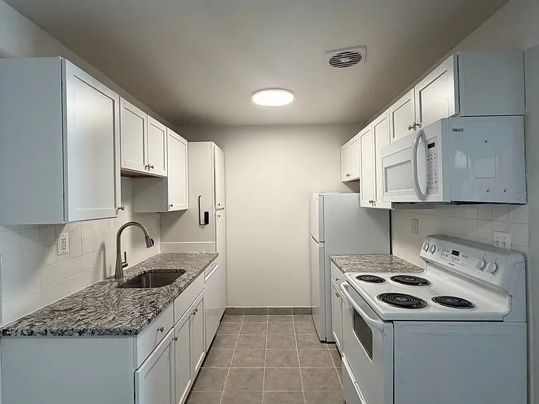 Princeton Square Apartments — Photo 19