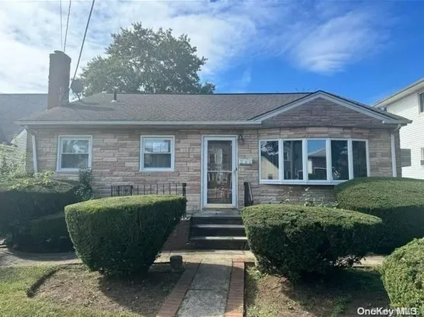 189 Sylvester St #2, Westbury, NY 11590