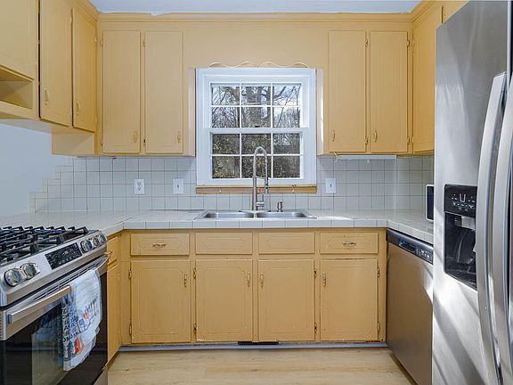 3rd image of 137 Amesbury Ln