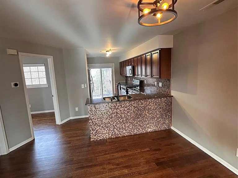 4240 Maple St — Photo 11