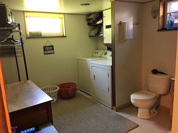 Downstairs bath w/laundry
