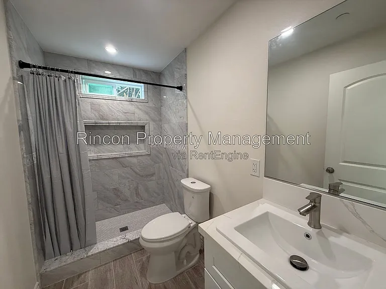 921 Aurora Dr #B — Photo 5
