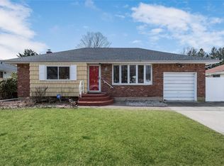 2 Park Ct, Plainview, NY 11803