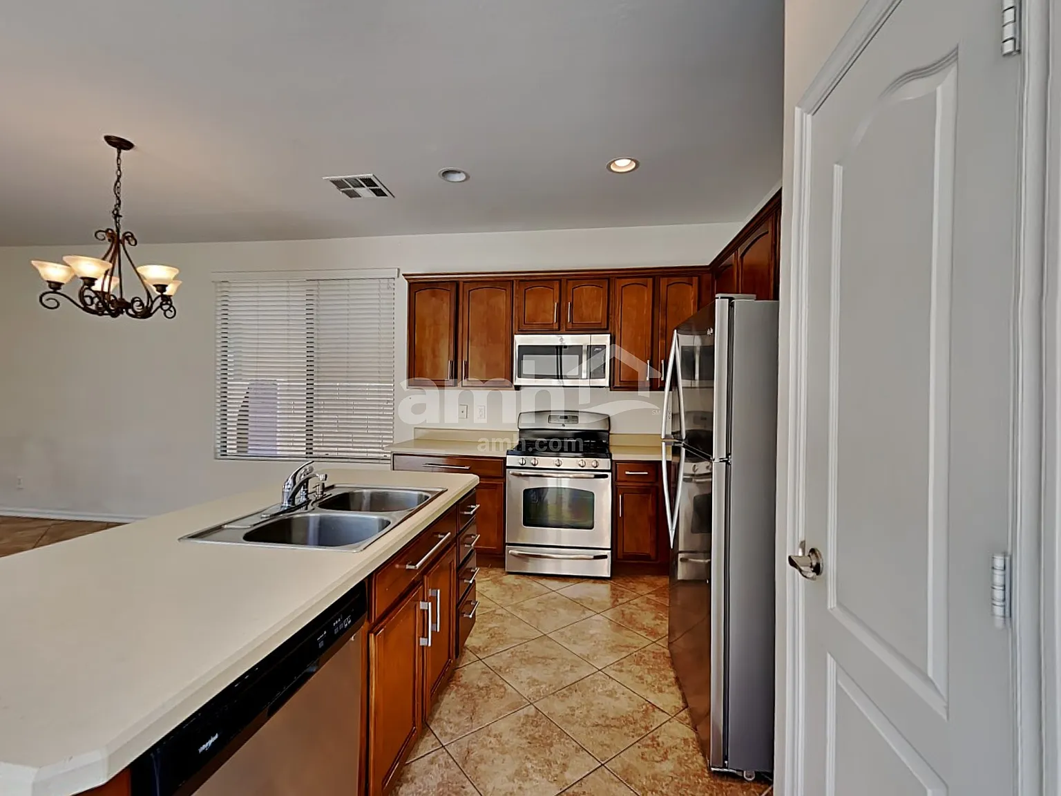 4 bed, 3.0 bath, 1895 sqft, $2,220 — Photo 4