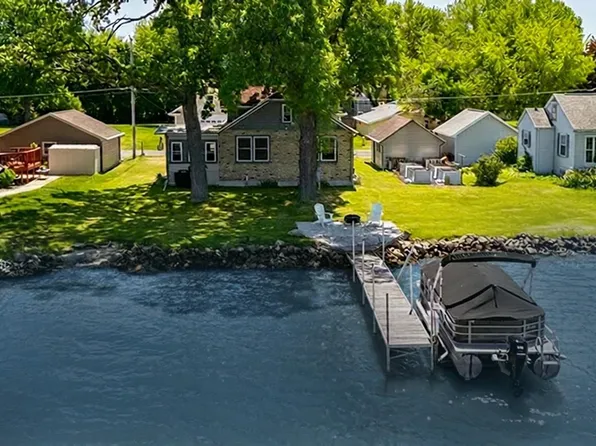 2432 Hickory Ln, Oshkosh, WI 54901