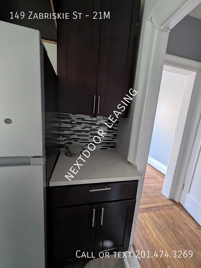149 Zabriskie St — Photo 3