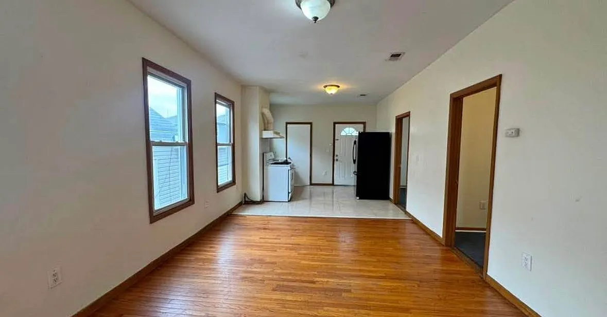 3 bed, $2,000 — Photo 1