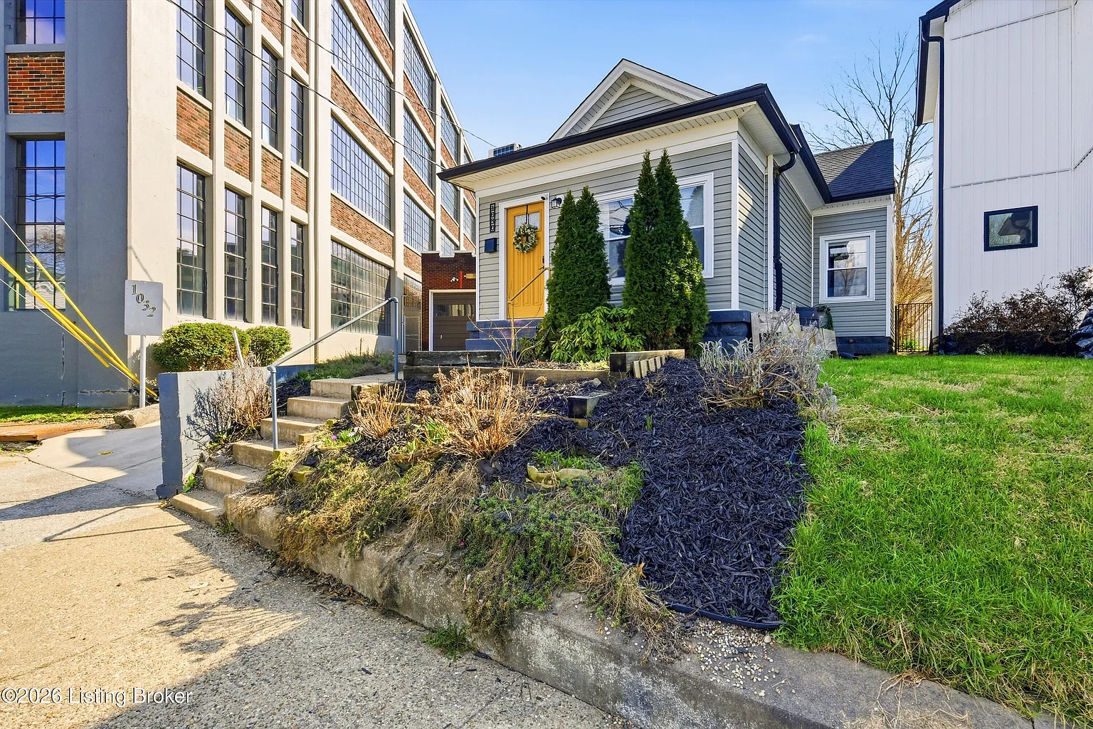 1030 E Oak St photo 1