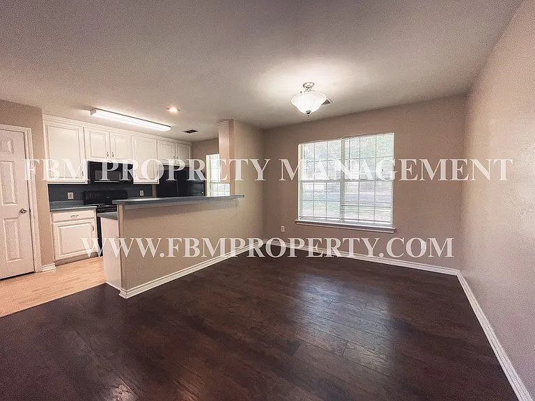 505 E Burnett St — Photo 4