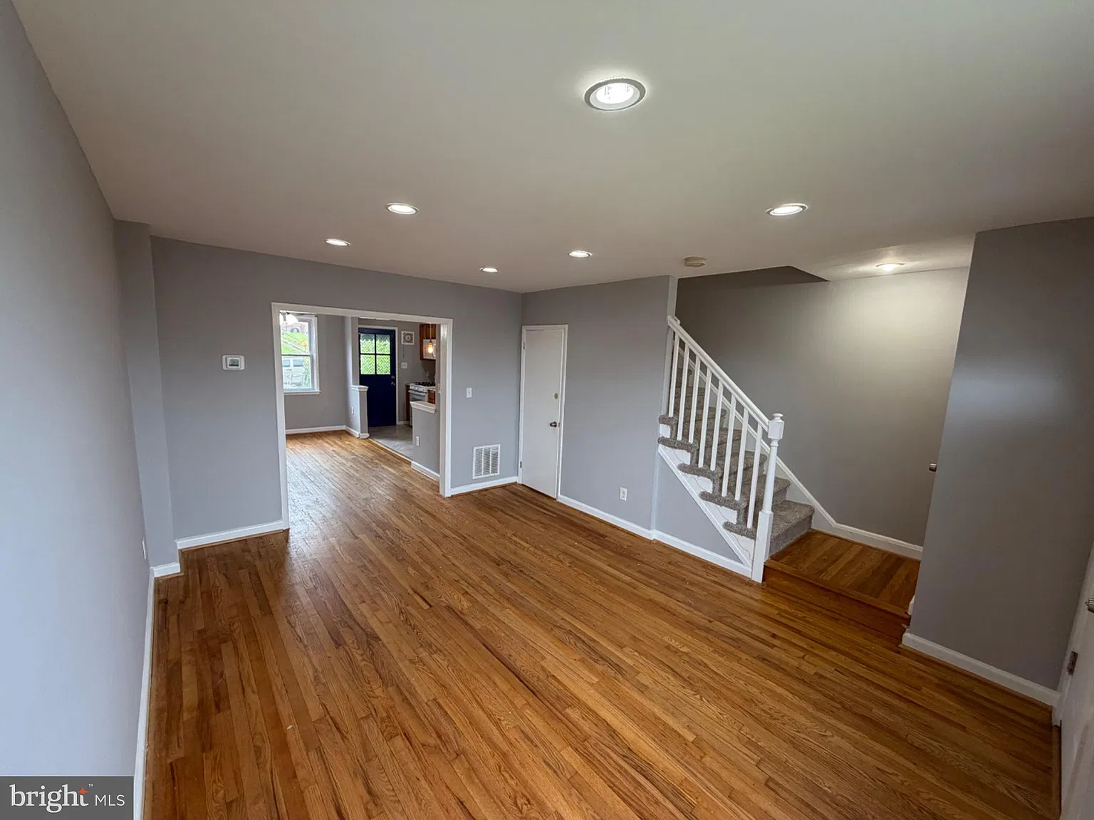 3 bed, 1.5 bath, 1024 sqft, $1,450 — Photo 2