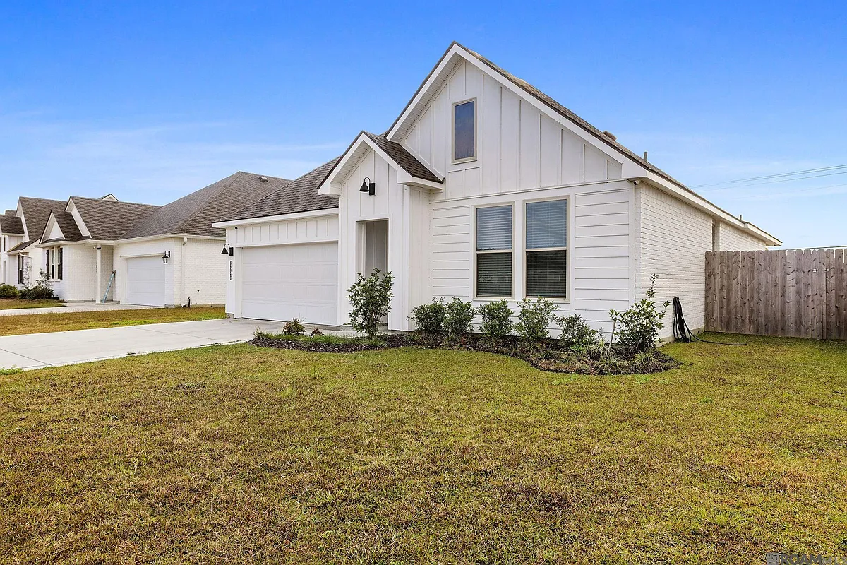 Building Photo - 12856 Silverbell Ave