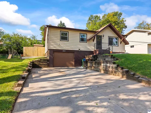 2113 Twin Ridge Dr, Bellevue, NE 68005