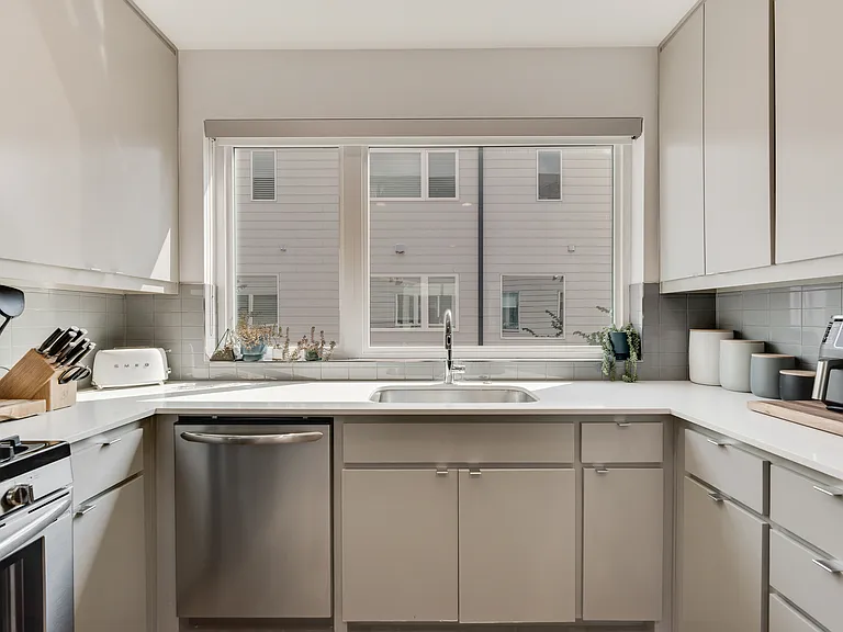 4705 Bryan St #302 — Photo 7