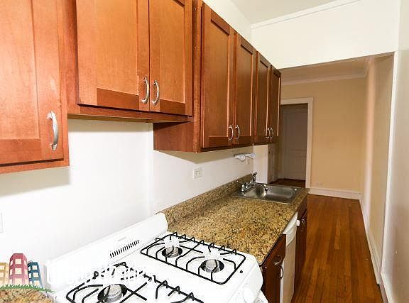 3rd image of 953 W Cornelia Ave #31701D