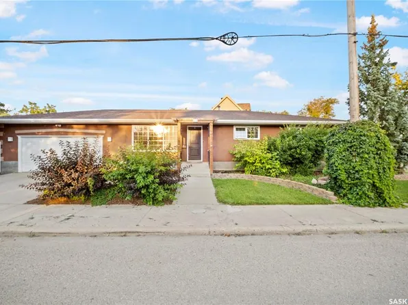 405 4th AVENUE NE, Moose Jaw, SK S6H 8B8