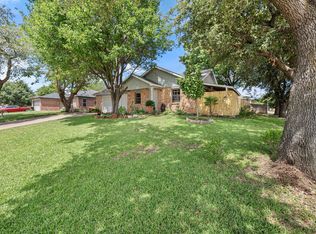 800 Blue Ridge Dr, Burleson, TX 76028